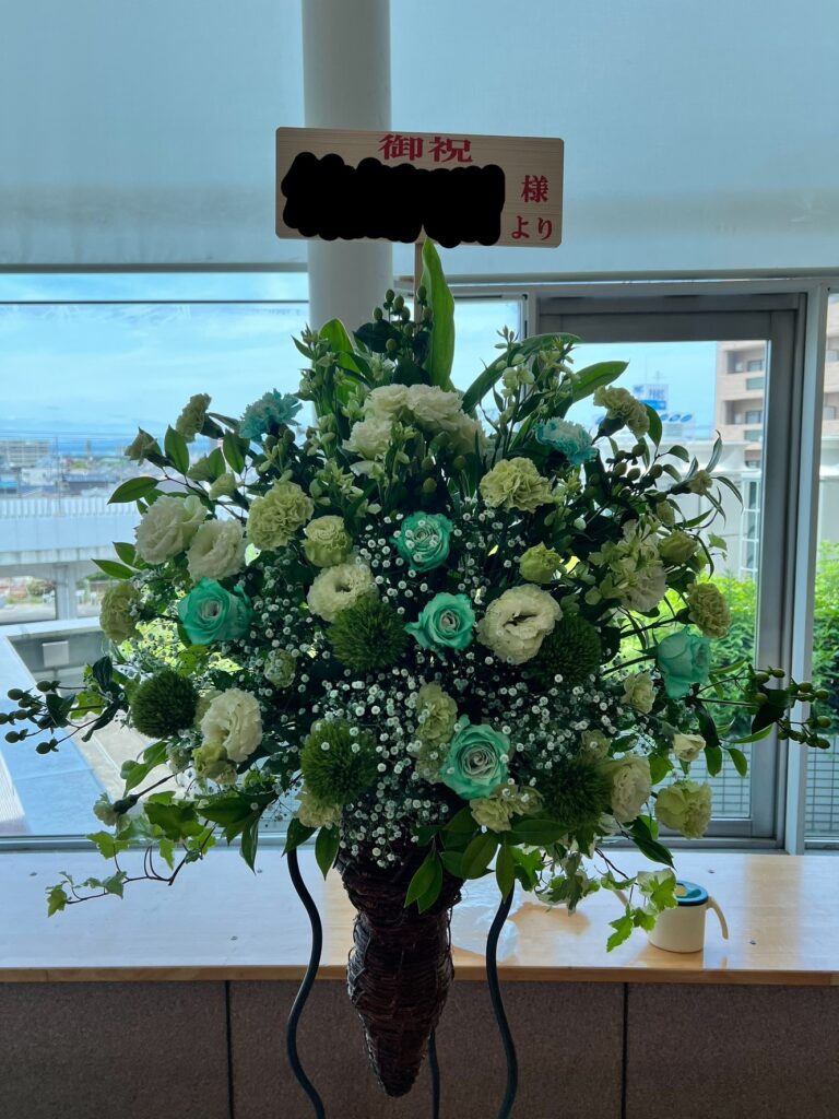 大阪府高石市のたかいしアプラホールへお届けした出演お祝いのフラワースタンド